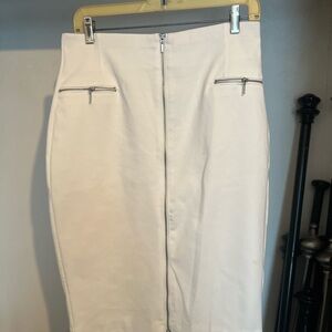 Jennifer Lopez White Pencil Skirt with Zipper Detail